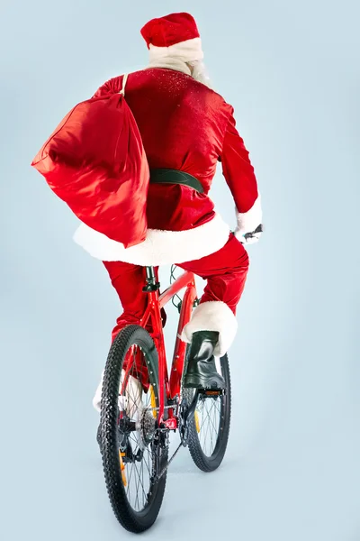 Weihnachtsmann auf dem Fahrrad — Stockfoto