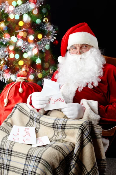 Weihnachtsmann liest Briefe — Stockfoto