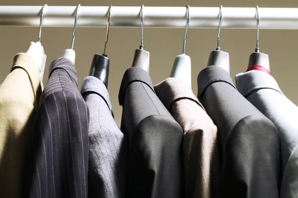 Jaquetas em guarda-roupa — Fotografia de Stock