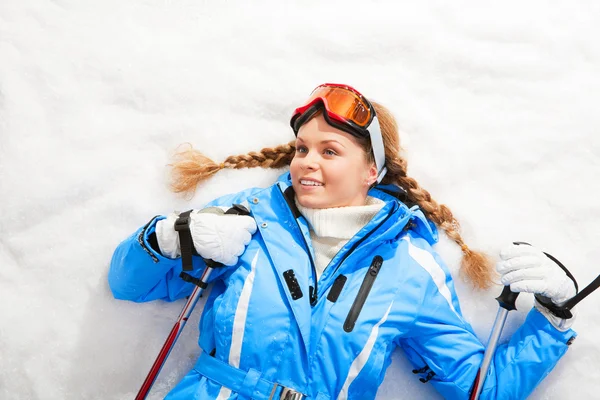 Liegender Skifahrer — Stockfoto