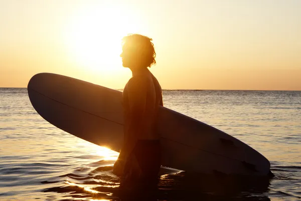 Surfista en el agua — Foto de Stock
