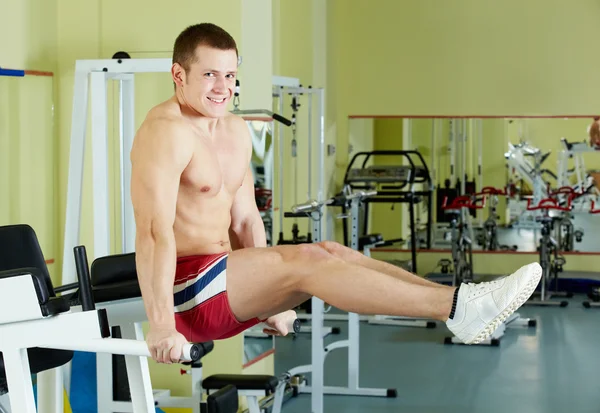 Adam içinde jimnastik salonu — Stok fotoğraf