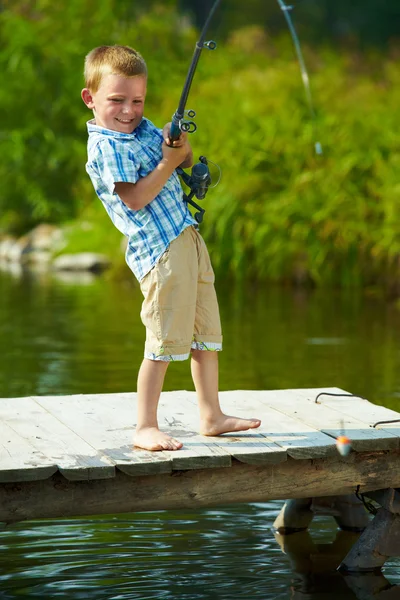 孩子捕鱼 — 图库照片