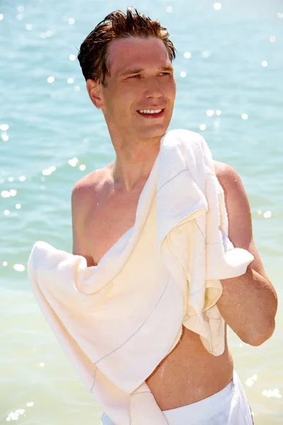 Uomo con asciugamano — Foto Stock