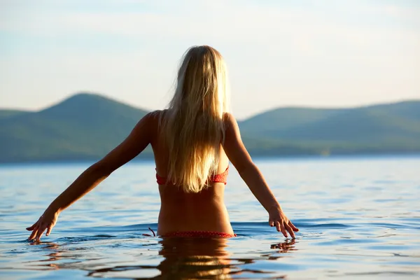 물에 여성 — 스톡 사진