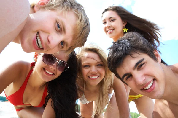 Grupo de adolescentes — Fotografia de Stock