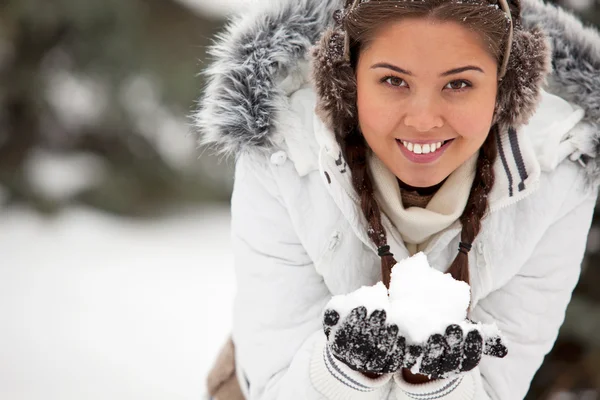 Девушка со снегом — стоковое фото