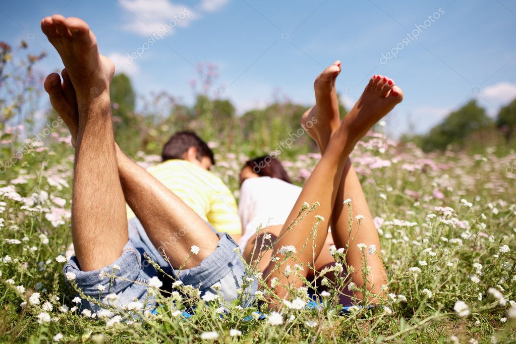 Расслабилась с парнем в поле