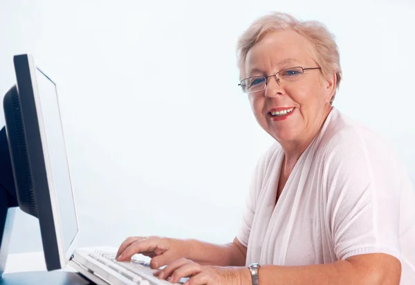 Woman typing — Stock Photo, Image