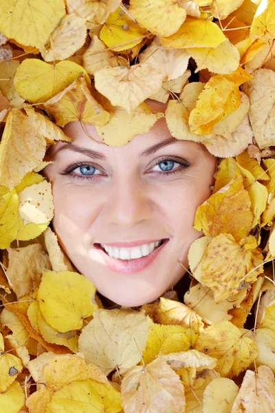 Лицо в листве — стоковое фото