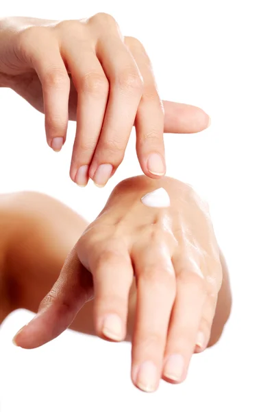 Применение крема для рук — стоковое фото