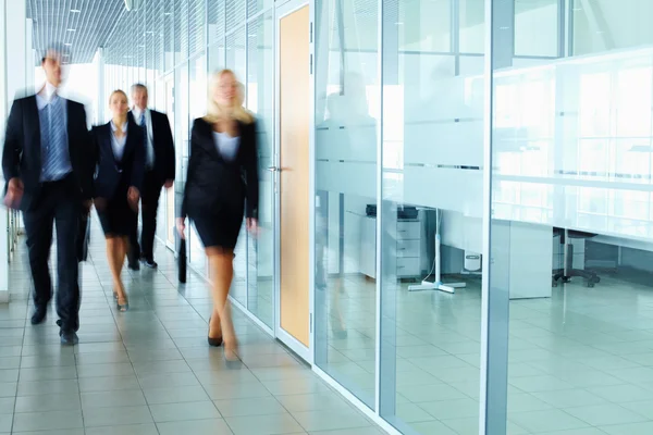 Geschäftsleute im Korridor — Stockfoto