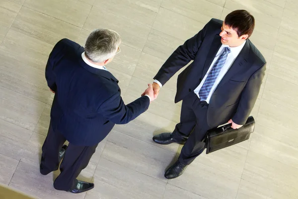 Men handshaking — Stock Photo, Image