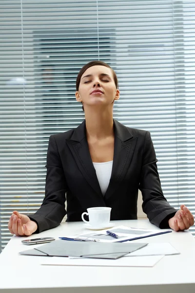 Meditierender Arbeitgeber — Stockfoto