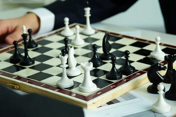 Фигуры на шахматной доске — стоковое фото