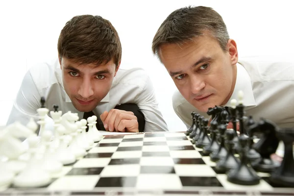 Looking at chess figures — Stock Photo, Image