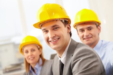 Kendine güvenen mimar