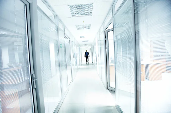 Homem no corredor — Fotografia de Stock