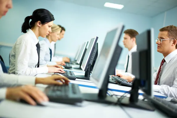 Trabalhadores que trabalham em computadores — Fotografia de Stock