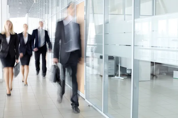 Businesspeople in corridor — Stock Photo, Image