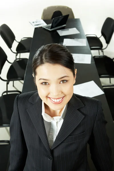 Mulher na sala de conferências — Fotografia de Stock