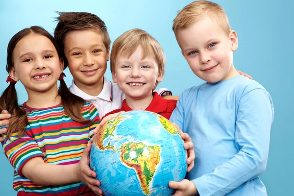 Barn med globe — Stockfoto