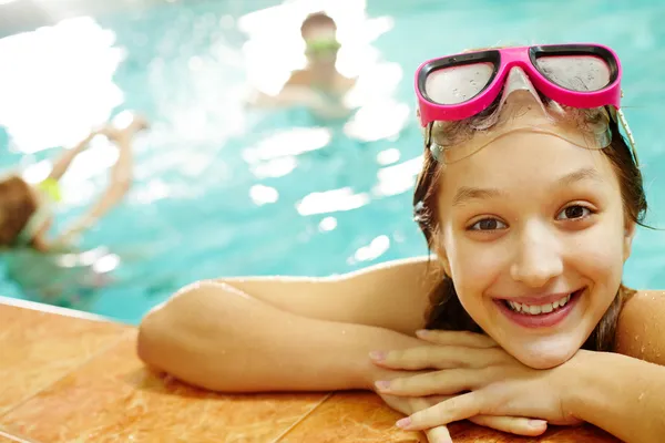 Meisje in pool — Stockfoto