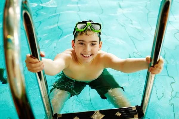 Chico en la piscina —  Fotos de Stock