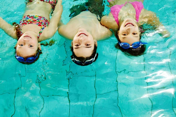 Adolescentes na água — Fotografia de Stock