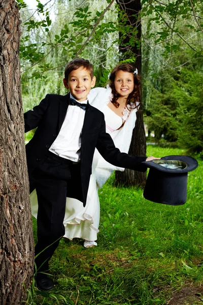 Onlangs weds in park — Stockfoto