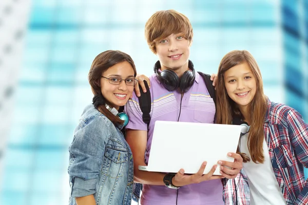 Adolescents avec ordinateur portable — Photo