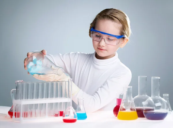 化学者の女の子 — ストック写真