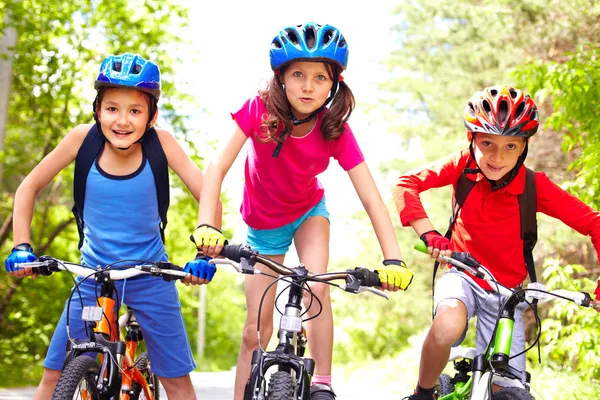Crianças em bicicletas — Fotografia de Stock