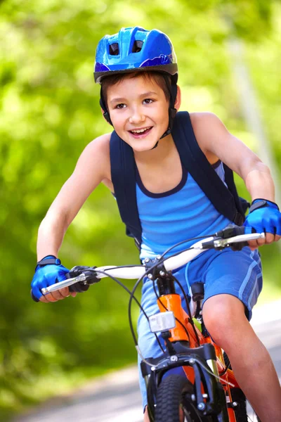 Junge Radfahrerin — Stockfoto