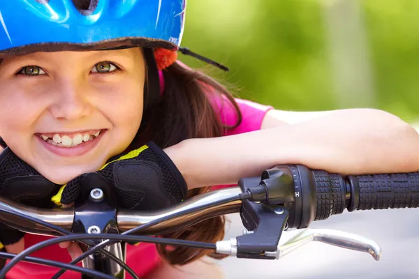 Küçük kızın yüzü Bisiklet — Stok fotoğraf