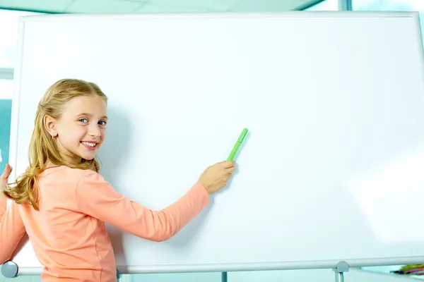 Girl door het whiteboard — Stockfoto