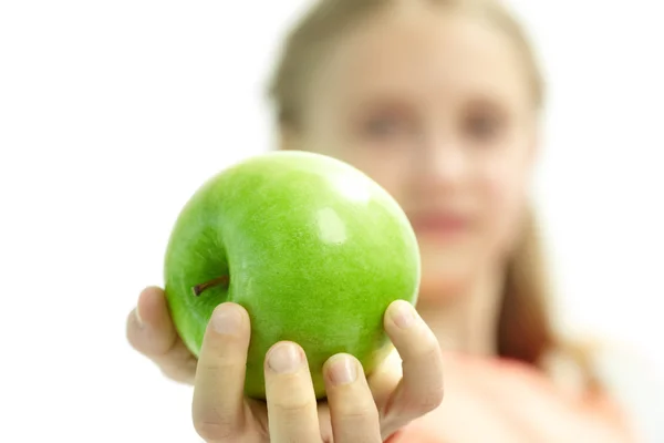 Verse groene appel in schoolmeisje de hand — Stockfoto