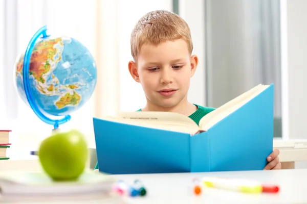 Lectura niño — Foto de Stock