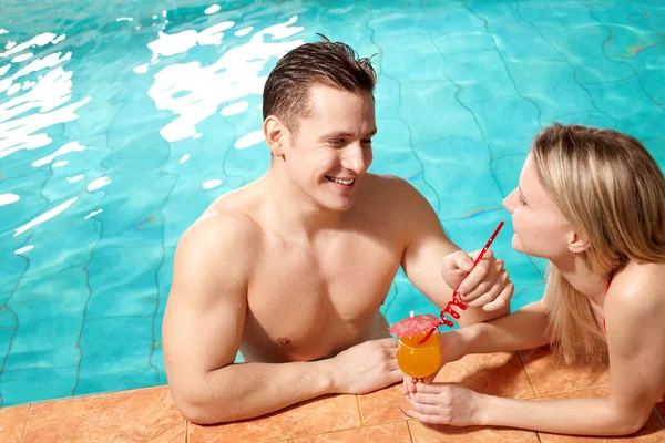 Casal na piscina — Fotografia de Stock