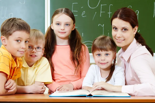Klasskamrater och lärare — Stockfoto
