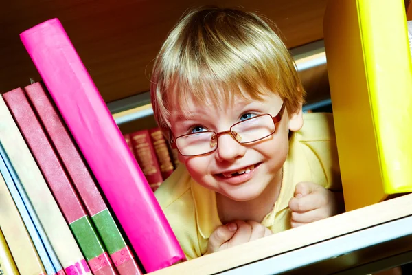 Boy v knihovně — Stock fotografie