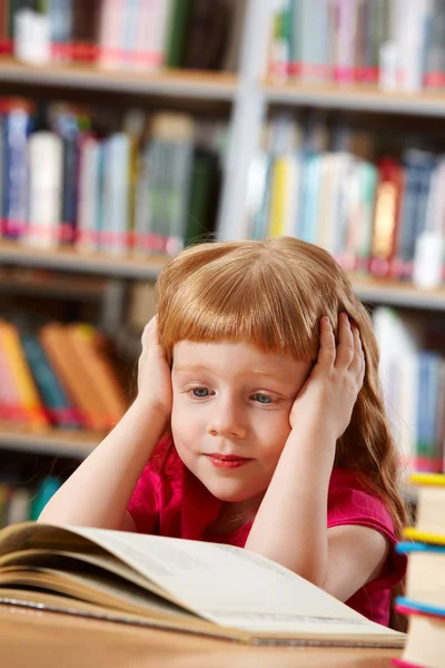 Chica leyendo libro —  Fotos de Stock