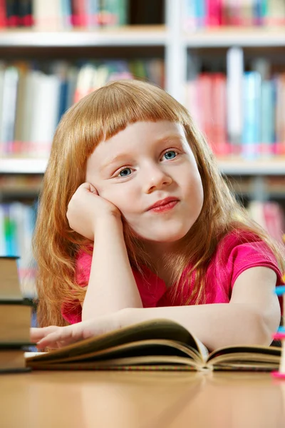 Dziewczyna w bibliotece — Zdjęcie stockowe