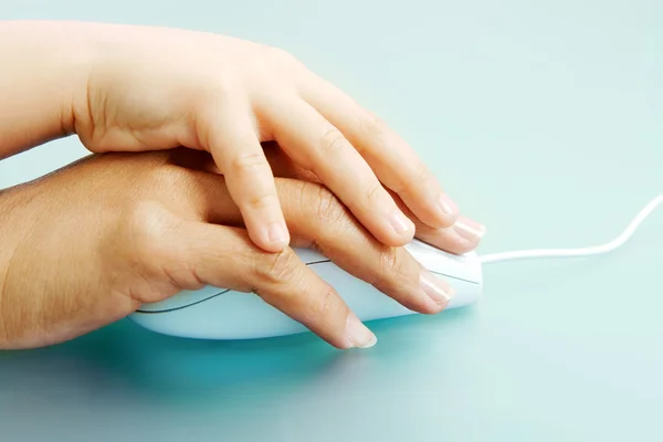 Hands on mouse — Stock Photo, Image