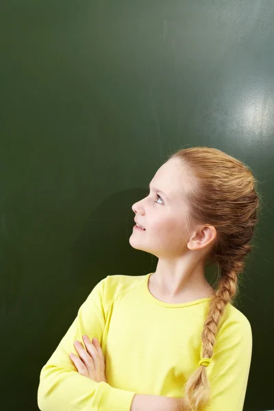 Meisje op het schoolbord — Stockfoto