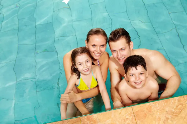 Familj i vatten — Stockfoto