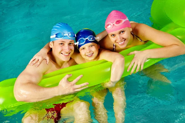 Familia de nadadores — Foto de Stock