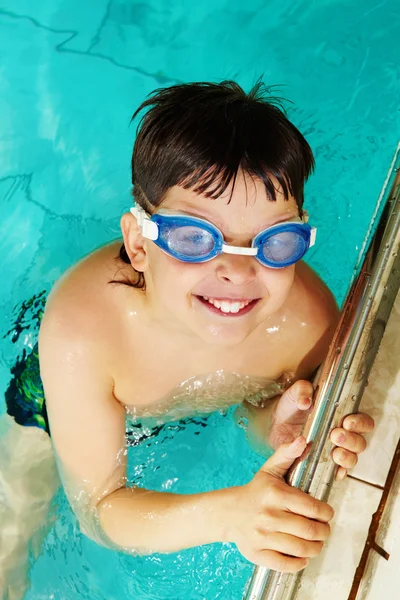 Jongen in zwembad — Stockfoto