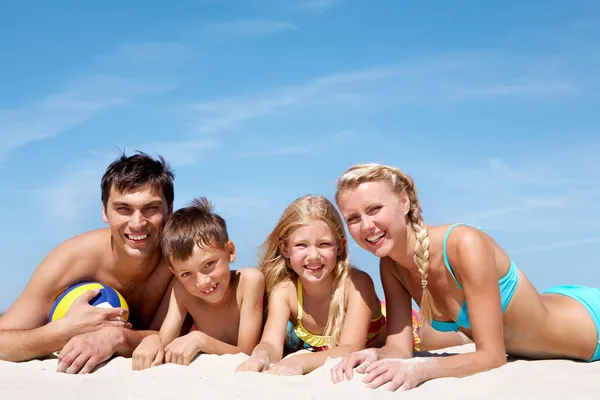 Familjen på stranden — Stockfoto