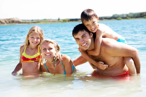 Familie im Wasser — Stockfoto